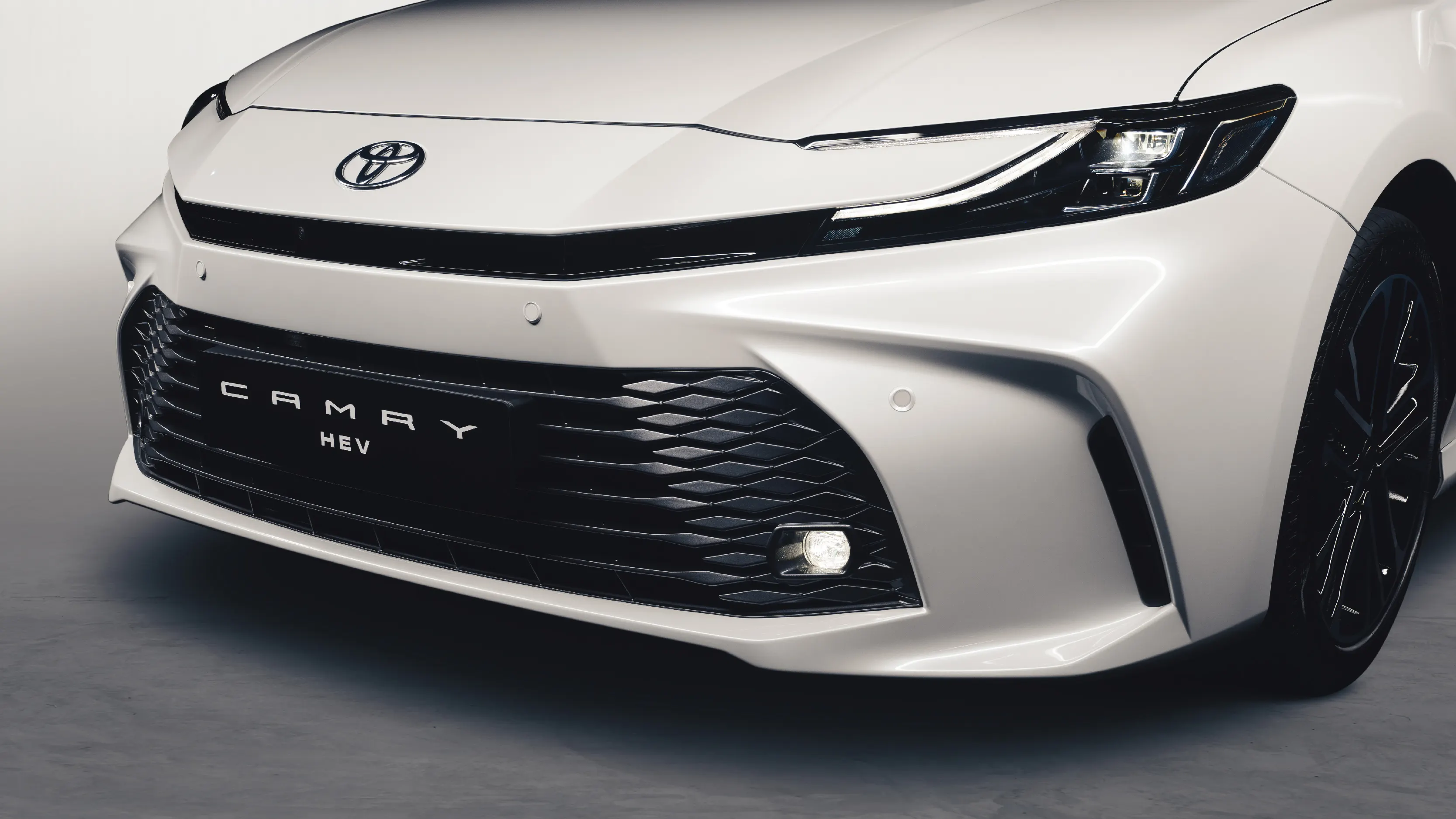 TOYOTA NBT BRUNEI CAMRY HEV CAR GRILLE