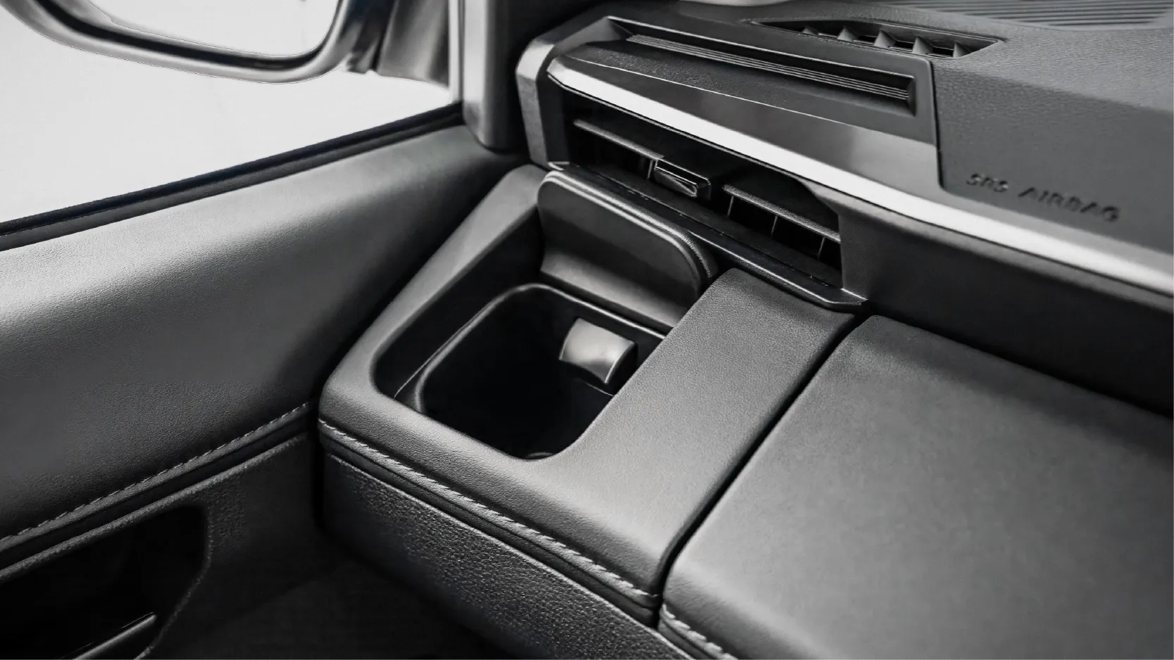 Tyt Hilux28 Website Interior 800X450px 06